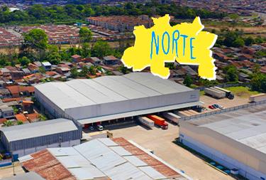 Imagem aérea do novo centro de distribuição no Pará da Fotus, localizado em Ananindeua. O destaque visual é um mapa estilizado da região Norte, simbolizando o atendimento na área.