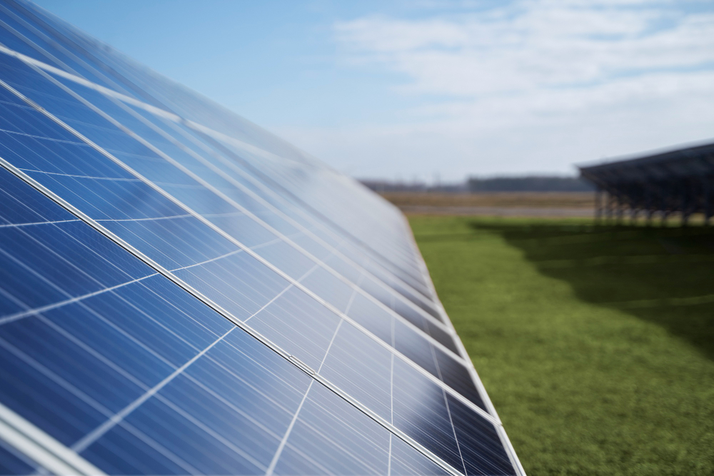 Painéis solares gerando energia sustentável e proporcionando economia na conta de luz. Painéis solares gerando energia sustentável e proporcionando economia na conta de luz. vale a pena investir em energia solar